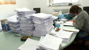 <b>TRIBUTI. </b>A destra, avvisi di pagamento Sotto, Stefano Lazzari presidente della Patrimonio