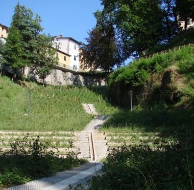 Sopra, il parco come &egrave; oggi, con lerba incolta sotto, come era un anno fa, alla sua inaugurazione 