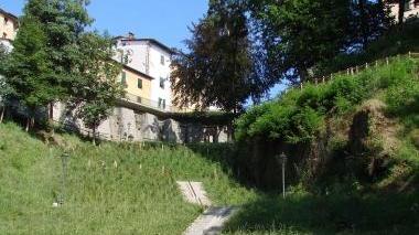 Sopra, il parco come è oggi, con l’erba incolta sotto, come era un anno fa, alla sua inaugurazione