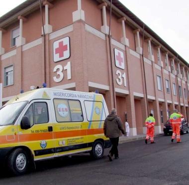 Un’automobile finita in un campo e l’esterno l’ospedale di Cisanello