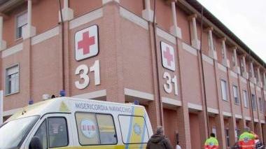 Un’automobile finita in un campo e l’esterno l’ospedale di Cisanello