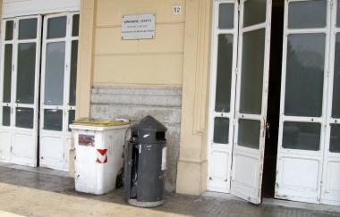 Lingresso della stazione, sacchi dellimmondizia accolgono i cittadini 