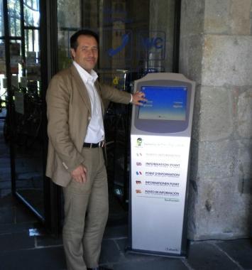 Lassessore Moreno Bruni con un totem informativo 