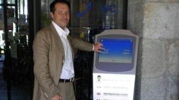 L’assessore Moreno Bruni con un totem informativo