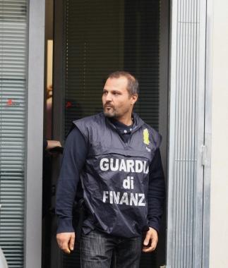 Un militare della Guardia di Finanza al termine di un controllo in un Money transfer      