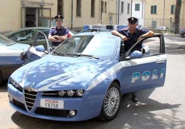 A destra la volante che ha scortato i coniugi arrivati da Fivizzana fino allOpa; in basso il reparto ostetricia dellospedale apuano dove &egrave; nata la piccola Silvia 