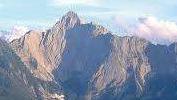 Una veduta delle Apuane con il Pizzo d’Uccello