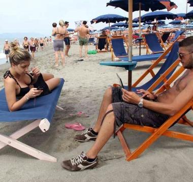 <b>WI-FI IN SPIAGGIA. </b>Ragazzi connessi al bagno Oliviero   