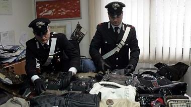 Decine di pezzi con marchi taroccati sono stati sequestrati dai carabinieri