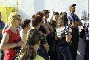 Gli operai manifestano davanti alla rumena Dorotex
