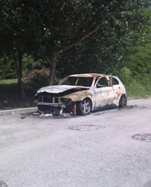 Sulla strada da due mesi un'auto bruciata