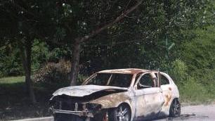 Sulla strada da due mesi un'auto bruciata