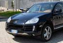 Con il Cayenne investe tre pensionati
