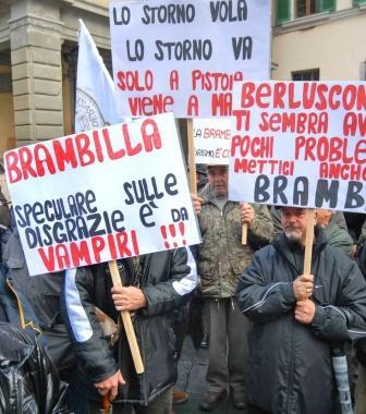 Sopra Pieraldo Ciucchi a sinistra manifestazione per la caccia allo storno  