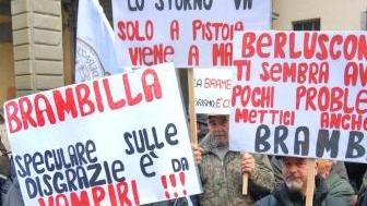 Sopra Pieraldo Ciucchi a sinistra manifestazione per la caccia allo storno