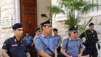 Carabinieri schierati a difesa dell’ingresso della caserma
