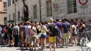 Sit-in durante la conferenza stampa di ieri davanti al comando provinciale dell’Arma