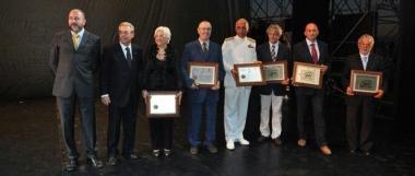 <strong>BOLGHERI MELODY.</strong> A destra: la premiazione delle aziende. Sotto: l’ammiraglio Rosati con il prefetto Mannino e, a destra, il pubblico