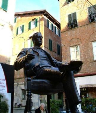 Turisti attirati dalla fama del compositore, i lavori alla casa natia e la statua dedicata a Puccini 