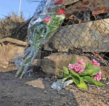 I fiori lasciati sul luogo della tragedia anche dal fratello della donna 