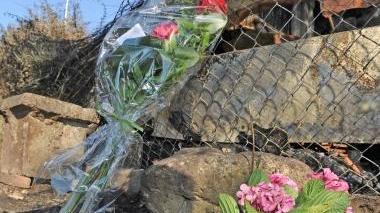 I fiori lasciati sul luogo della tragedia anche dal fratello della donna