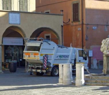 Il camion per la raccolta porta a porta in piazza dei Leoni 