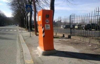 Uno speed-check allestito a bordo strada per controllare la velocit&agrave; 