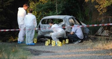 Gli ultimi momenti del sopralluogo effettuato dai carabinieri, e in basso a sinistra un peluche lasciato nella strada sterrata. A destra il vicecomandante provinciale dei carabinieri colonnello Angelo De Luca mentre parla con il magistrato Antonio Giaconi. 