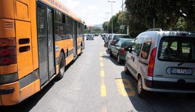 Senza biglietto, sfonda la porta del bus col casco