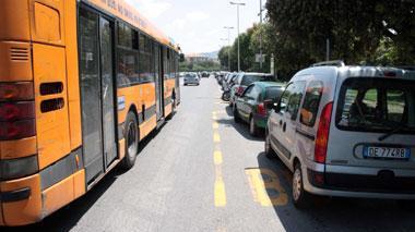 Senza biglietto, sfonda la porta del bus col casco