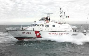 Un mezzo della guardia costiera 