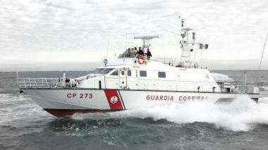 Un mezzo della guardia costiera