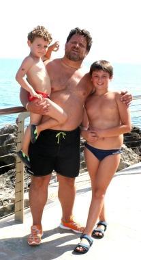 Stefano Frascati con i figli e a destra il branco di barracuda che ha fotografato davanti a Calafuria 