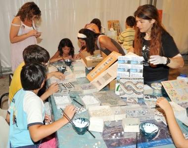 I bambini imparano a replicare i mosaici