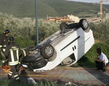 Il furgone ribaltato in viale Fratelli Cervi    
