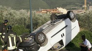 Il furgone ribaltato in viale Fratelli Cervi