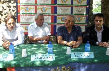<b>AL TAVOLO.</b> Da sinistra il mister Guido Pagliuca, il presidente Paolo Balloni, il vice presidente Luigi Mansi e il direttore generale Filippo Vetrini 