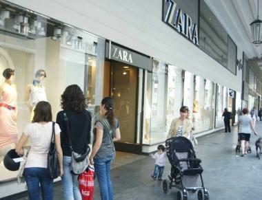 le vetrine del negozio Zara di via Grande  