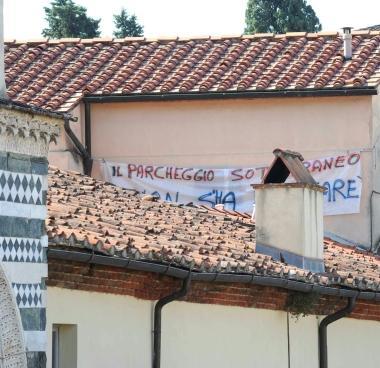Lo striscione di protesta in San Bartolomeo 