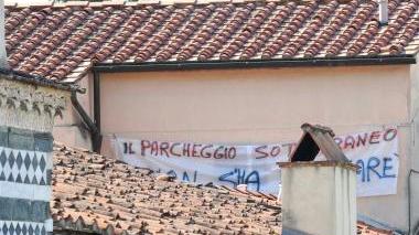 Lo striscione di protesta in San Bartolomeo