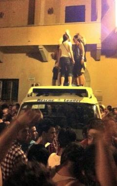 Giovani ballano su un’ambulanza della Misericordia sabato notte sulla Sala Sotto, un cane antidroga della Finanza in azione in piazza del Duomo
