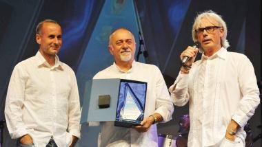 Giorgio Faletti riceve il premio da Luca De Crescenzo e Luca Pallini 