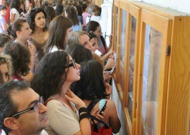 Studenti consultano i quadri con i risultati 