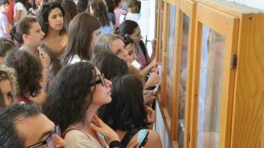 Studenti consultano i quadri con i risultati