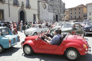 Due momenti della sosta in piazza Duomo delle auto e moto storiche       