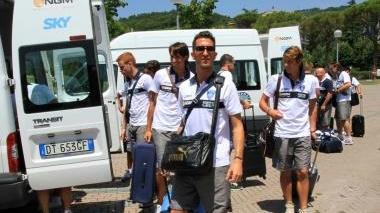 Il centrocampista Mirko Valdifiori con i bagagli pronti: si tratta, però, dell’arrivo nel ritiro di Montecatini