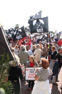 <strong>CONTRO LE ASTE.</strong> Una protesta dei balneari: i titolari degli stabilimenti si ingegnano per trovare nuove forme di battaglia contro la messa a gara delle concessioni
