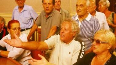 Un momento della contestazione di ieri in Comune