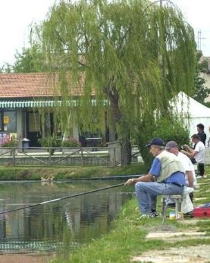 Il Lago Primo Maggio di giorno e a destra coppie prese dalle danze 