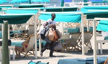 <strong>ABUSIVI.</strong> Venditori sulla spiaggia e al pontile